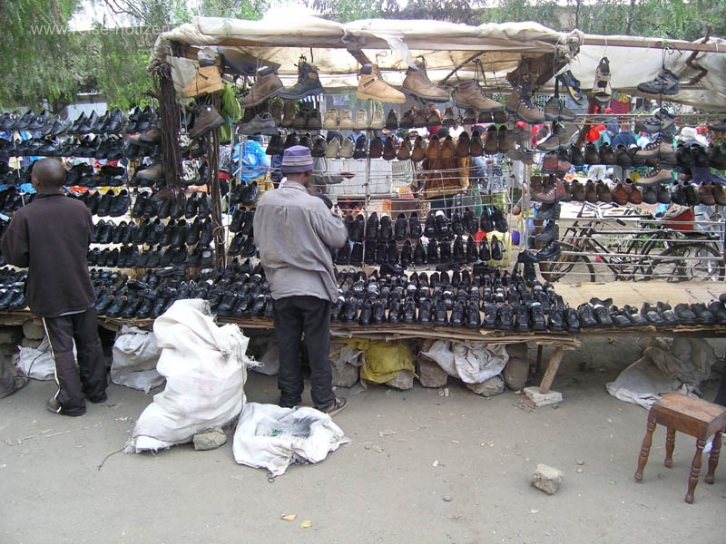 Schuhe kaufen in Arusha- Bild von Reise-Notizen.de