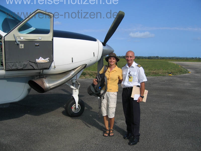 Susan sitzt während des Fluges neben Pilot Vincence - Bild von Reise-Notizen.de