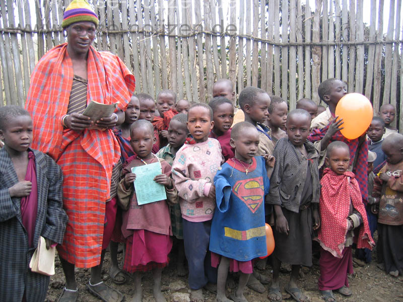 Massai Schule - Unterricht im Ziegenpferch