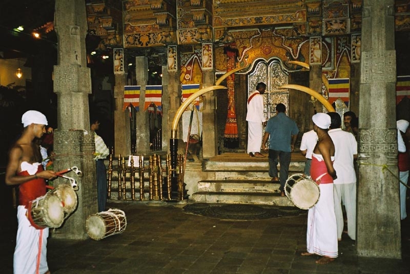 Colombo Tempel Kandy - hier wird ein Backenzahn Buddhas aufbewahrt