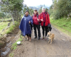 Die drei Damen mit Hund